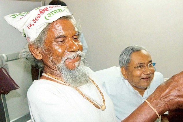 Dashrath Manjhi with Bihar Chief Minister Nitish Kumar in Patna. Photo by - Sonu Kishan.